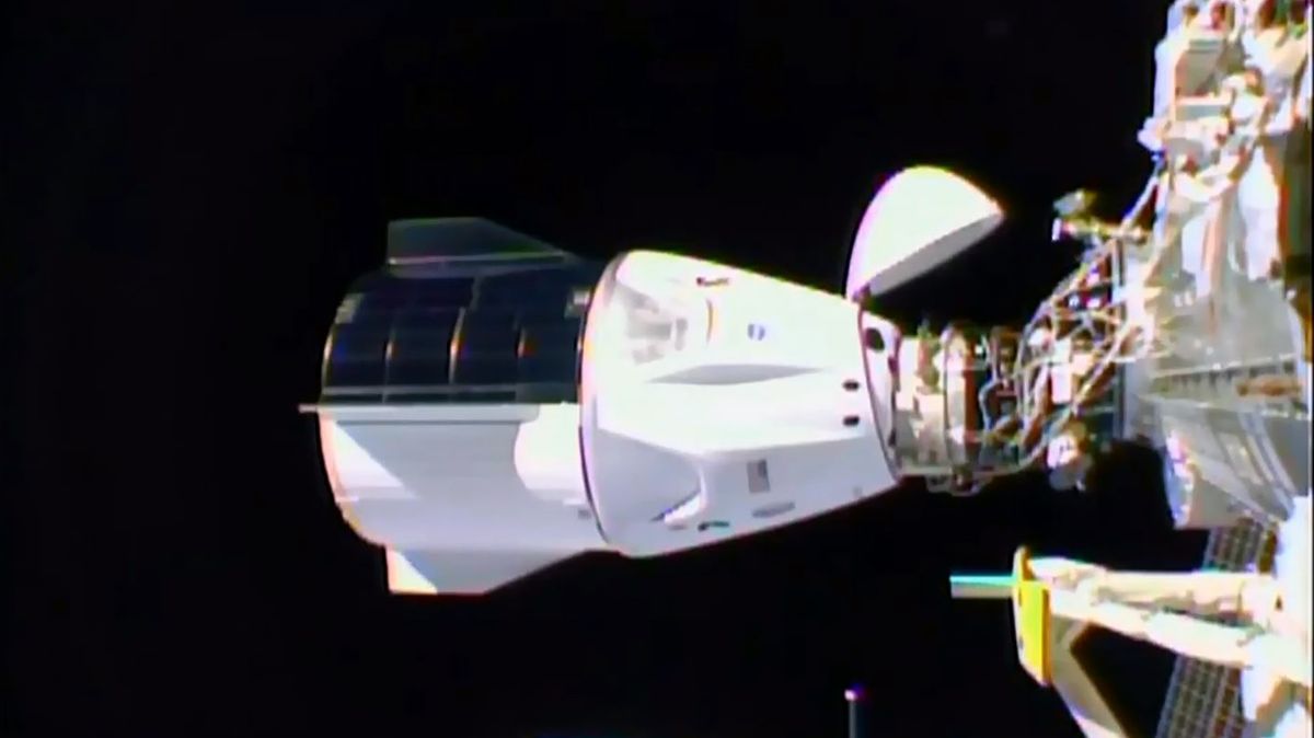 Jak SpaceX píše dějiny. Astronauti z Crew Dragon úspěšně dorazili na ISS